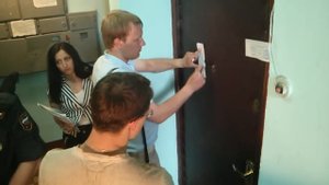Приставы выгоняют из квартиры. Москва