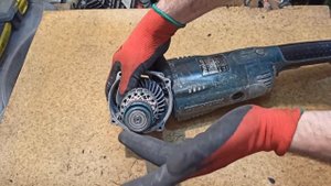 Меняй вовремя подшипники и с твоей техникой такого не случится... Makita GA9020R