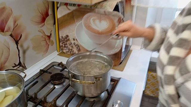 Картофельное пюре ,куриные желудки + салат ? с морковкой по корейски ? и салат с капустой ? смотреть онлайн