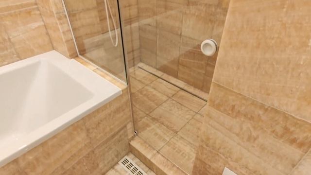 Раздвижная душевая кабина в нишу с белоснежной фурнитурой