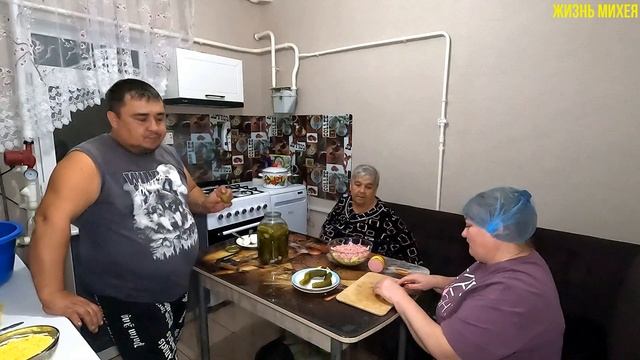 ДОСТАЛИ СОЛЕНЬЯ МУКБАНГ / САЛАТ МИМОЗА ПО НОВОМУ РЕЦЕПТУ / ПРИГОТОВИЛИ ВКУСНУЮ УТКУ С КАРТОШКОЙ / смотреть онлайн