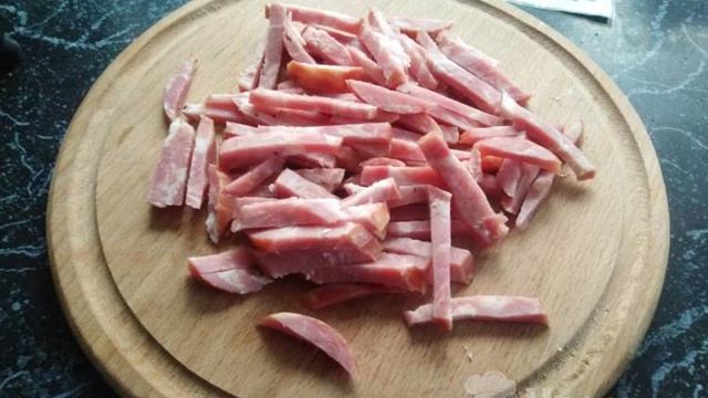 Салат с жареной сырокопченой колбасой и перепелиными яйцами