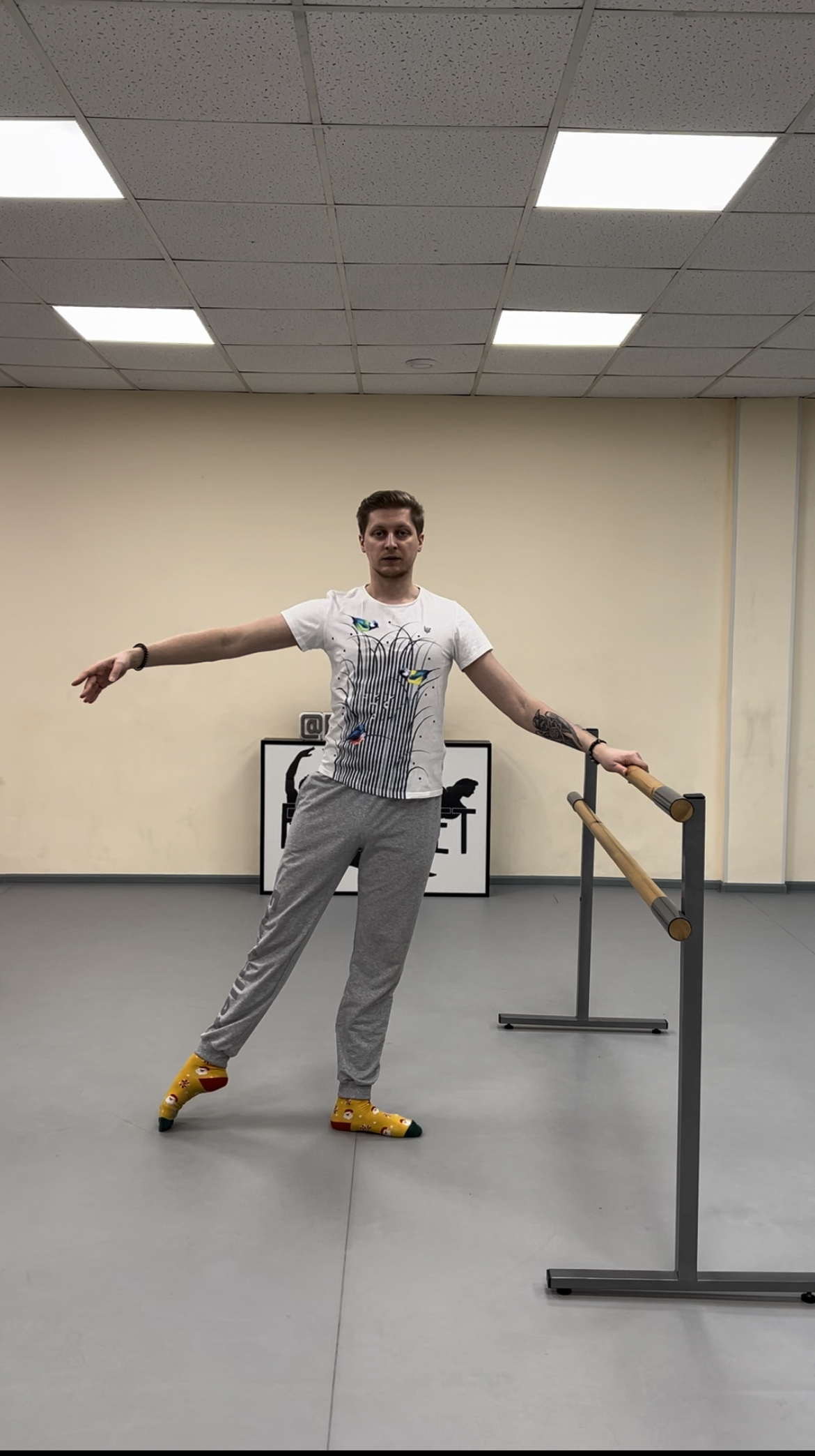 Выполняем battement tendu a la seconde (батман тандю в сторону) правильно!