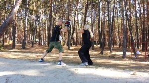 Женская Самооборона. Связка: удар ногой в пах - локти.