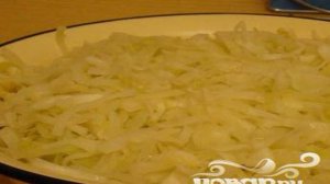 Кулебяка из слоеного теста с капустой