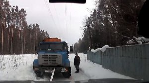 Тойота Тундра тащит мусоровоз.mp4
