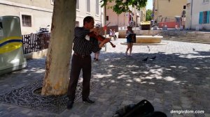 Уличный скрипач в Марселе