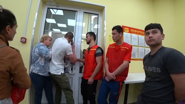 Толпой налетели на Мишу. Наказали работников за хамство и дерзость