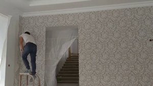 Поклейка обоев в углах с рисунком.