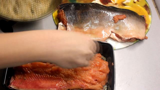 Засолка красной рыбы сухим семужным способом.Рыба готова через несколько часов .