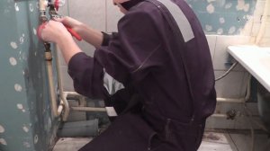 Демонтаж старых труб в ванной с установкой новых