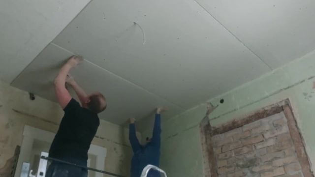 ремонт продолжается/ крепим гипскартон на потолок смотреть онлайн