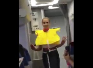Бразильцы устроили овации русской стюардессе 