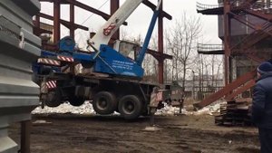 Кран галичанин 32т упал