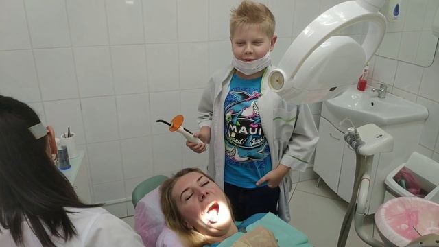 Супер зубной врач даёт мастер-класс подрастающему поколению смотреть онлайн