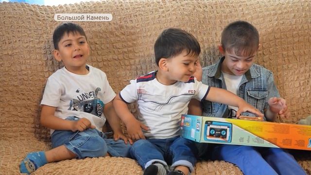 Олег Кожемяко навестил самую многодетную семью Большого Камня