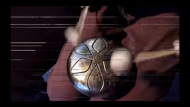 Прямо в мастерской слушаем новый музыкальный инструмент!