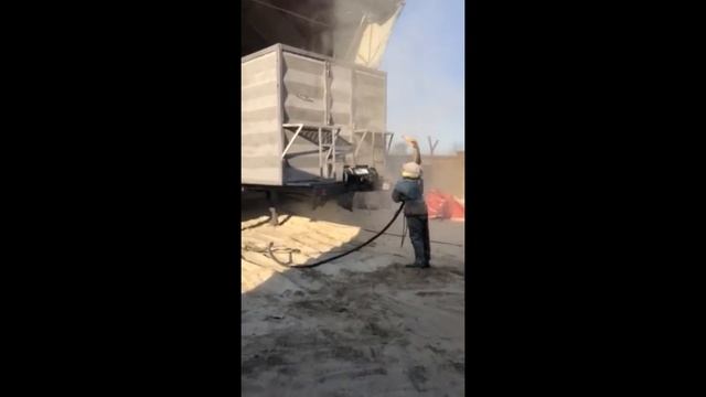 Работа пескоструя. Процесс изготовления кузова полуприцепа для зерновозов.