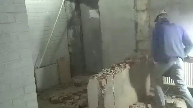 День первый, снос кирпичной перегородки. смотреть онлайн