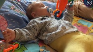 Как мама разговаривает и играет с малышом.