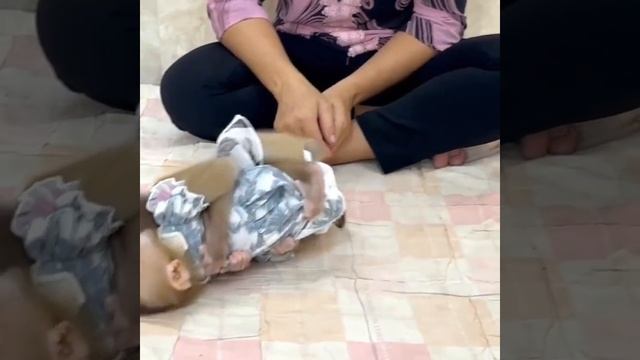 OMG!! Little Kobie Hugging Mom Leg Cry Moaning Very Sadly Ask Mom To Hug Her Like Sister Jual, Too! смотреть онлайн