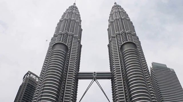 Worlds tallest "Petronas Twin Tower" смотреть онлайн