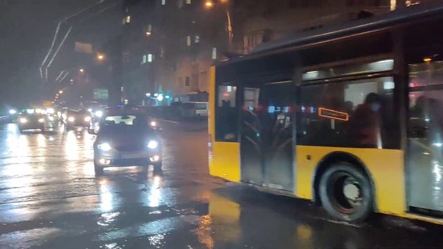 Автотранспорт. Автодороги. Скорая помощь с сиреной и мигалками мчится на прекрестке в центре Киева. смотреть онлайн