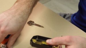 Почему НЕЛЬЗЯ покупать САМЫЙ ДЕШЕВЫЙ замок для двери? / Разбираем цилиндровый механизм замка