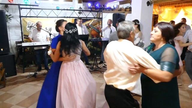 ОЙ ЧИЙ ТО КІНЬ СТОЇТЬ - ВЕСІЛЬНІ ТАНЦІ. САДИБА 2020 смотреть онлайн