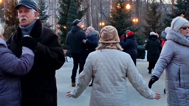 Я ЖЕНЩИНА, ДАРИТЕ МНЕ ЦВЕТЫ!???/ТАНЦЫ В ПАРКЕ ГОРЬКОГО ХАРЬКОВ ЯНВАРЬ 2022 смотреть онлайн