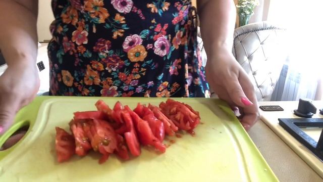 КАК ВКУСНО ЗАПЕЧЬ РЫБУ В ДУХОВКЕ С ПОМИДОРАМИ И ЛУКОМ смотреть онлайн