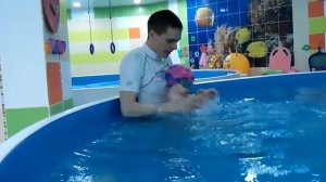 Инструктор по плаванию А. Щепин. Пловец Полина, 9 мес.