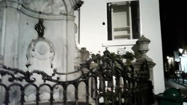 Писающий мальчик в Брюсселе.Manneken pic