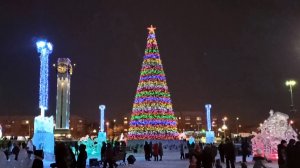 Магнитогорск, новогодняя ёлка и ледяной городок на Курантах, вечером (02.01.2022)
