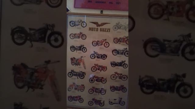У итальянского мотоциклиста в квартире - музей мотоциклов и музей СССР. Смотрим обзор. смотреть онлайн