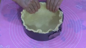 Рецепт мясного пирога с сырной сливочной заливкой.