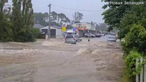 Новая Зеландия уходит под воду! Страшные кадры эвакуации в Окленде, бурные потоки воды смыли город