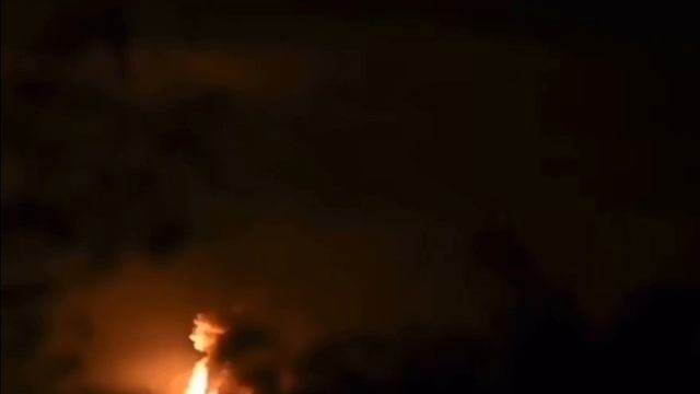 горит военный склад армянской армии в Истису
