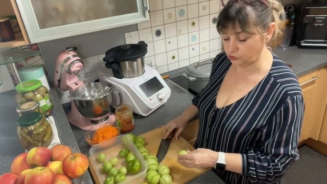 Сабрина заболела,зелёные помидоры по-корейский,только за булочками не получилось,зять из Америки