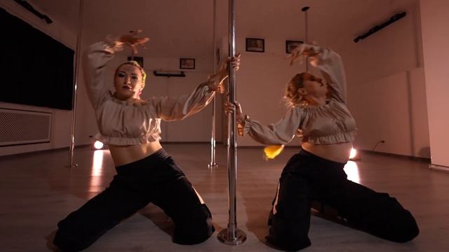 Красивый дуэтный танец с пилоном в восточном стиле #poledance #дуэт #танцы
