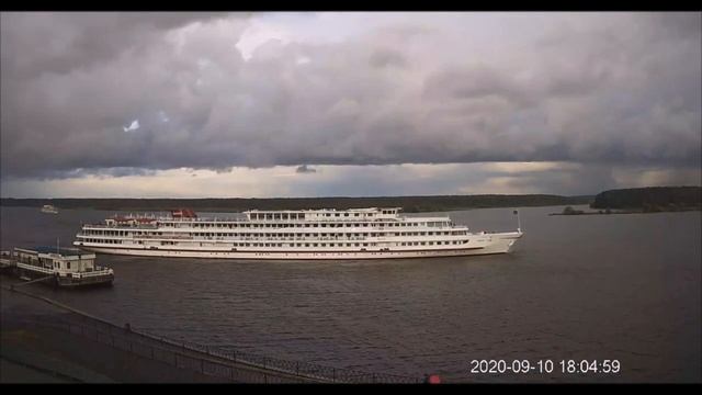 Отход от Мышкина теплохода "Георгий Жуков". смотреть онлайн