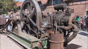 Удивительно смотреть, как на сырой нефти работает двигатель 1919 года. Объем 42 литра.