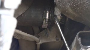 Land Rover Discovery 3 снимаем патрубок с интеркулера от Бастион.