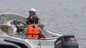 Катаемся по Енисею с сыном на моторной лодке.