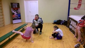 Зачет по шпагату Кто не сдал тому тапком!