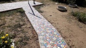 Дорожка из пластиковых крышек