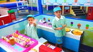 Vlad e Mamãe brincando no game center para crianças