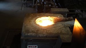 Процесс изготовления литейного горшка. Старый литейный завод в Японии.
