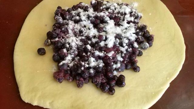 Пироги с черникой из дрожжевого теста