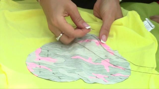 КАК СДЕЛАТЬ ИЗ СТАРОЙ ФУТБОЛКИ КЛАССНУЮ И МОДНУЮ??? | MIMISO! смотреть онлайн